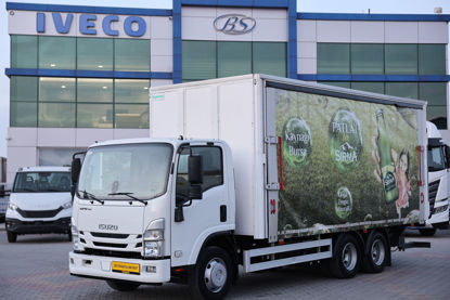 2024 MODEL NPR 3D ÇİFT YÖN KAYAR PERDELİ MEŞRUBAT KASALI LİFLİ KAMYON