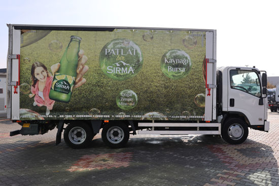 2024 MODEL NPR 3D ÇİFT YÖN KAYAR PERDELİ MEŞRUBAT KASALI LİFLİ KAMYON