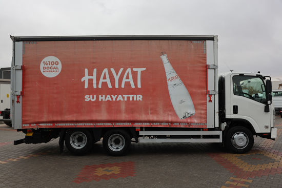 2024 MODEL NPR 3D ÇİFT YÖN KAYAR PERDELİ MEŞRUBAT KASALI LİFLİ KAMYON