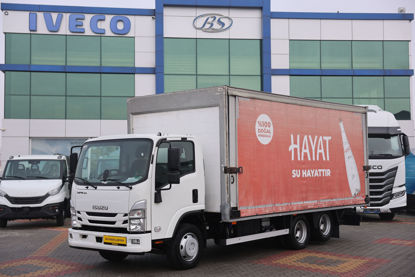 2024 MODEL NPR 3D ÇİFT YÖN KAYAR PERDELİ MEŞRUBAT KASALI LİFLİ KAMYON