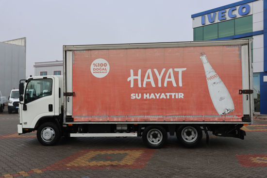 2024 MODEL NPR 3D ÇİFT YÖN KAYAR PERDELİ MEŞRUBAT KASALI LİFLİ KAMYON