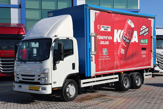 2025 MODEL NPR 3D ÇİFT YÖN KAYAR PERDELİ MEŞRUBAT KASALI LİFLİ KAMYON