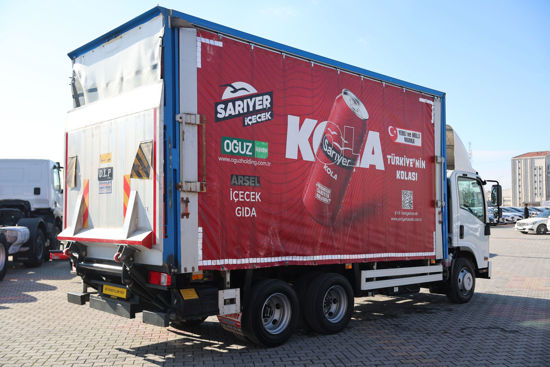 2025 MODEL NPR 3D ÇİFT YÖN KAYAR PERDELİ MEŞRUBAT KASALI LİFLİ KAMYON