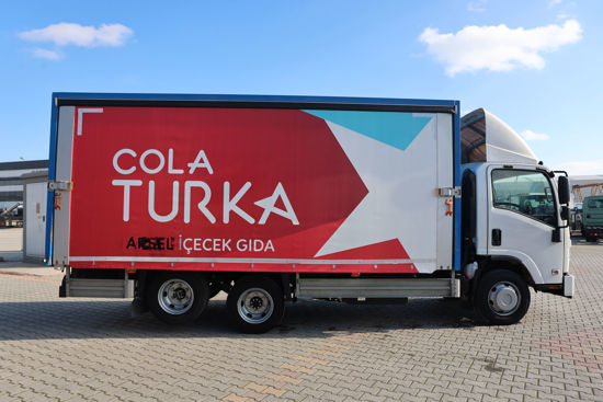 2025 MODEL NPR 3D ÇİFT YÖN KAYAR PERDELİ  MEŞRUBAT KASALI KAMYON